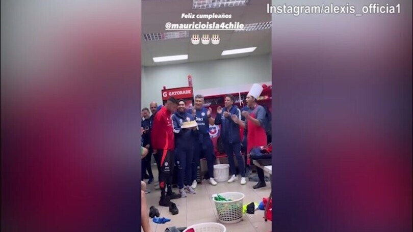 Cile, festeggiamenti nello spogliatoio per Mauricio Isla