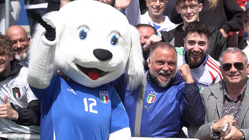 L’abbraccio dei tifosi nel primo allenamento degli Azzurri in Germania