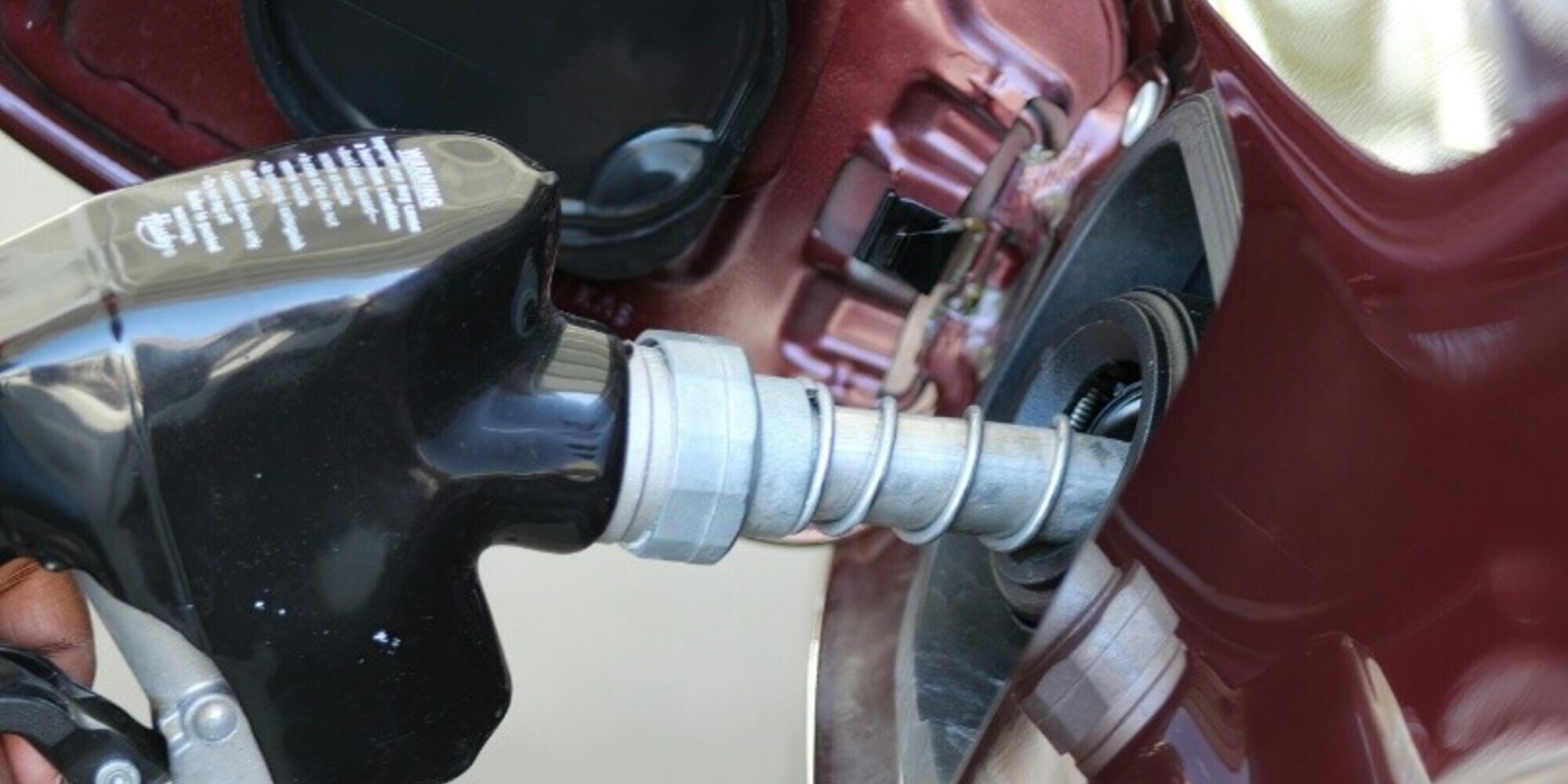 Carburanti, i prezzi calano in Italia. E in Europa?