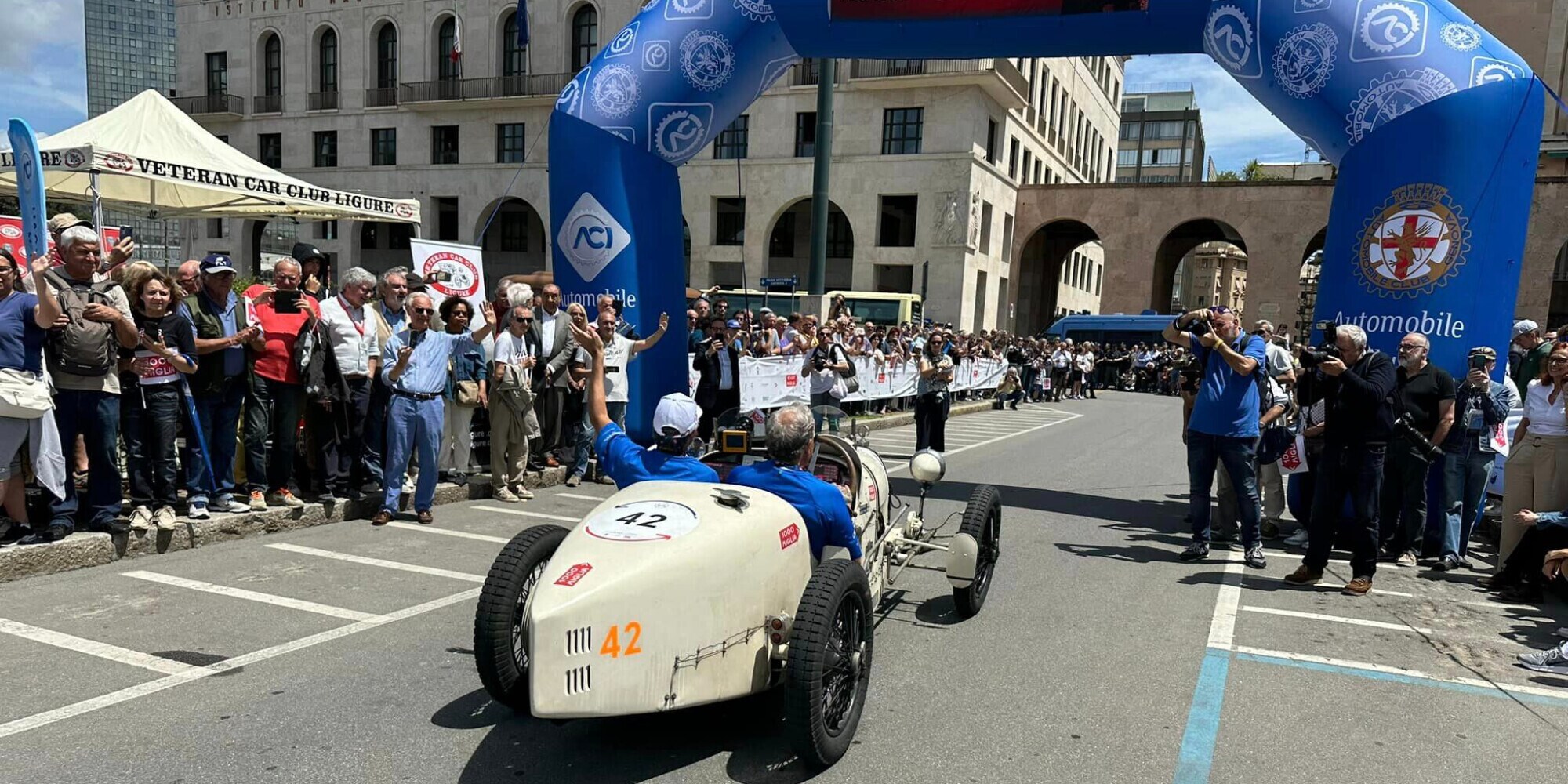 1000 Miglia: passaggio emozionante da Genova