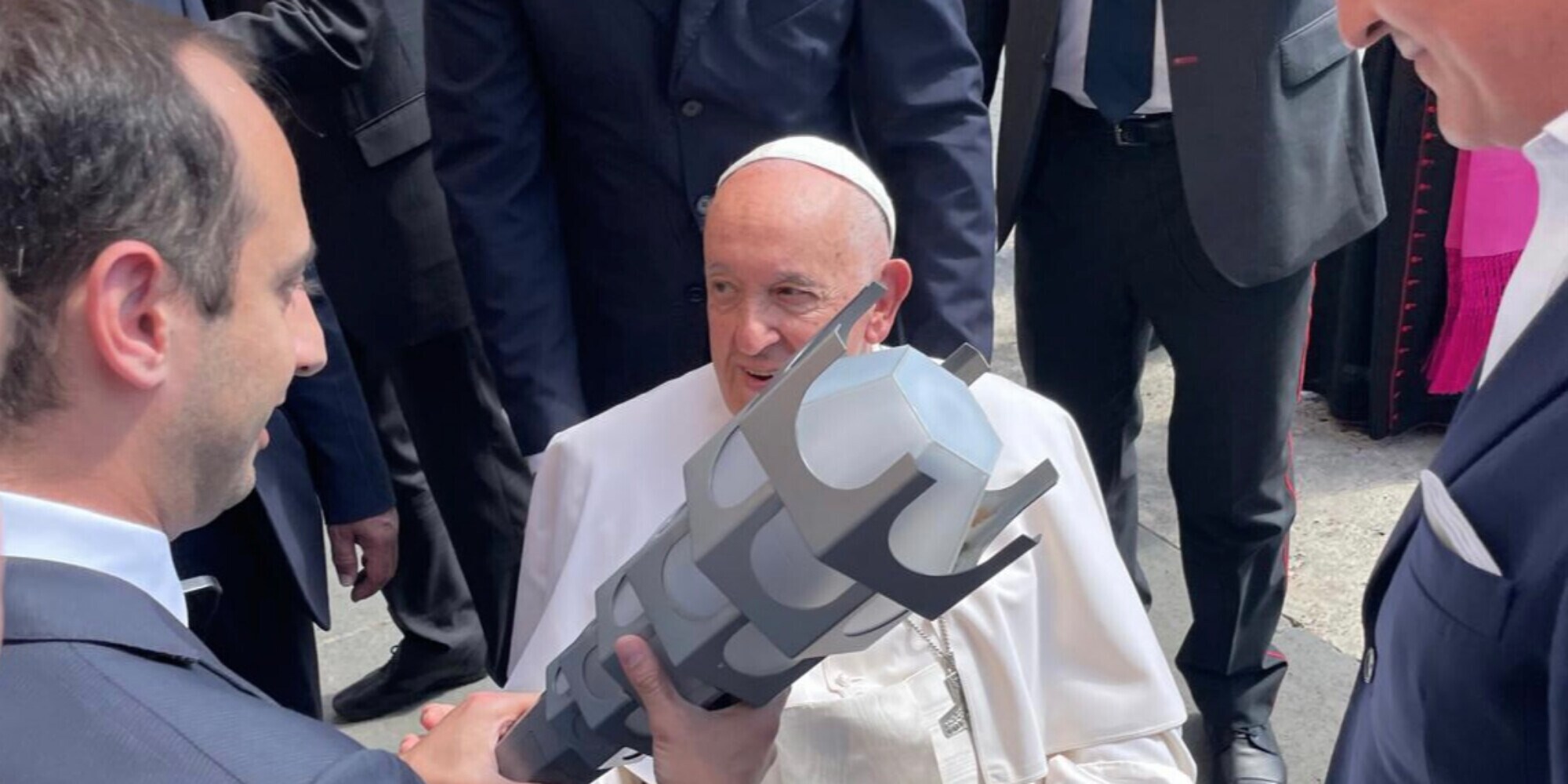La Fiaccola dei XXXII Giochi Mondiali Universitari invernali benedetta da Papa Francesco
