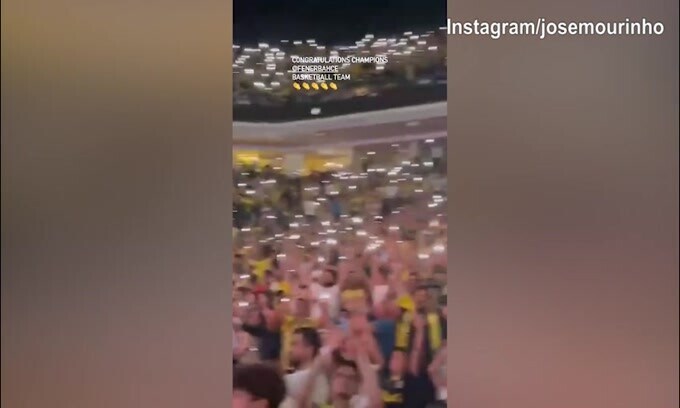 Basket, Fenerbache campione: al palazzo festeggia anche Mourinho
