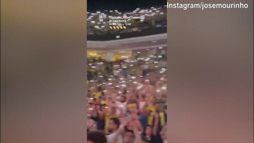 Basket, Fenerbache campione: al palazzo festeggia anche Mourinho