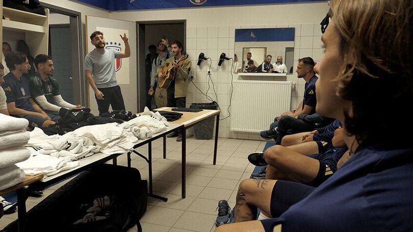 La visita a sorpresa di Rocco Hunt agli azzurri