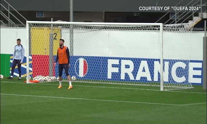 Incredibile Giroud, finisce di nuovo in porta: parate sensazionali!