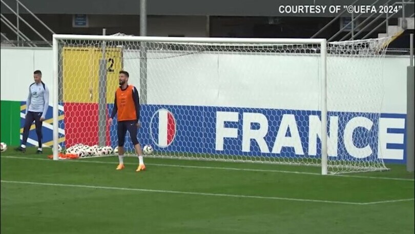 Incredibile Giroud, finisce di nuovo in porta: parate sensazionali!