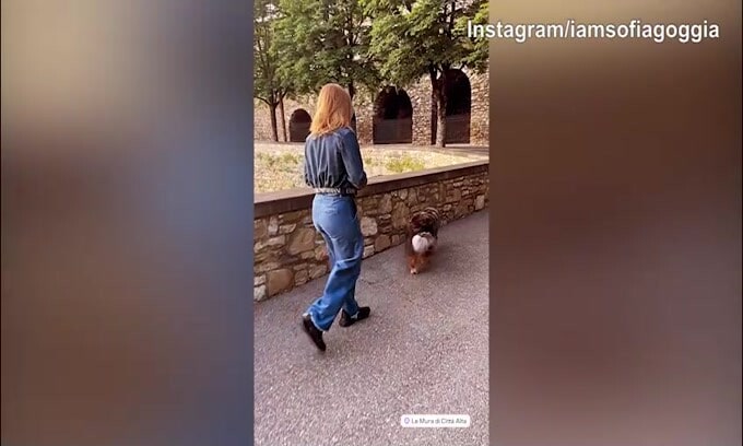 Sofia Goggia, camminata per Bergamo Alta con il suo amico