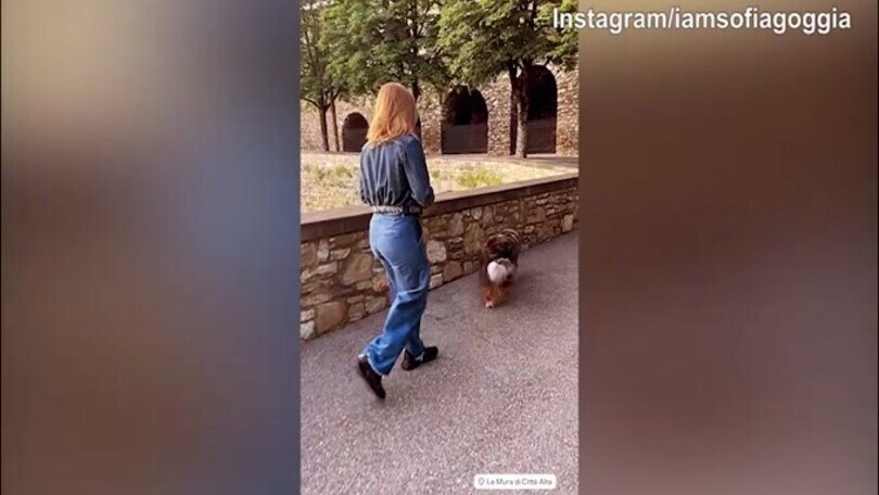 Sofia Goggia, camminata per Bergamo Alta con il suo amico