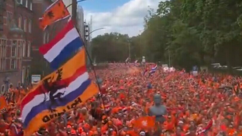 Olanda, la carica dei tifosi in Germania: il video diventa virale sui social