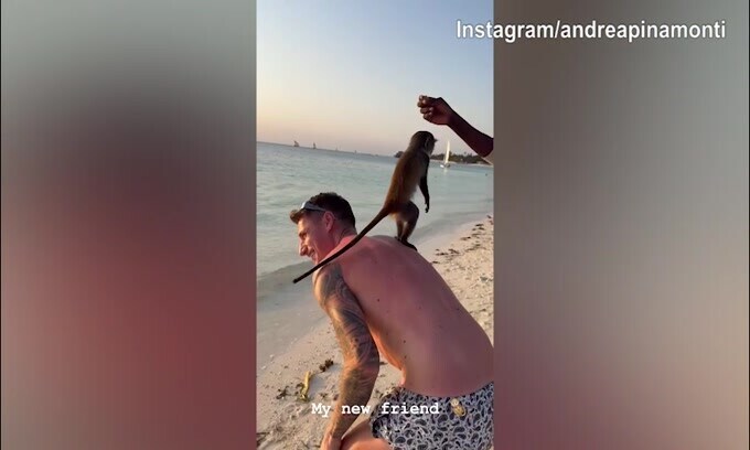 Pinamonti in vacanza con un amico "speciale"