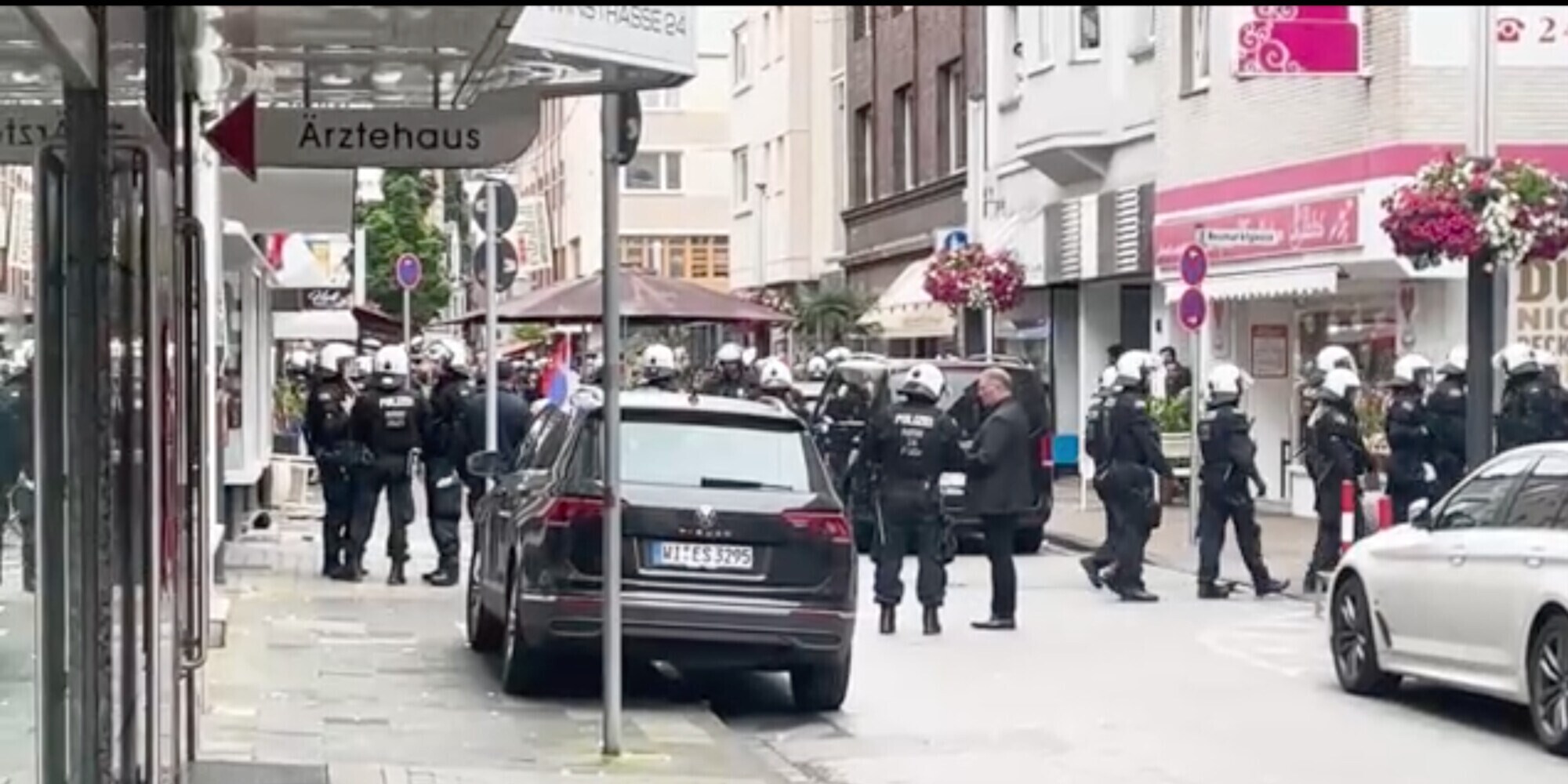 Rissa violenta nel centro a Gelsenkirchen: ipotesi agguato ad hooligans serbi