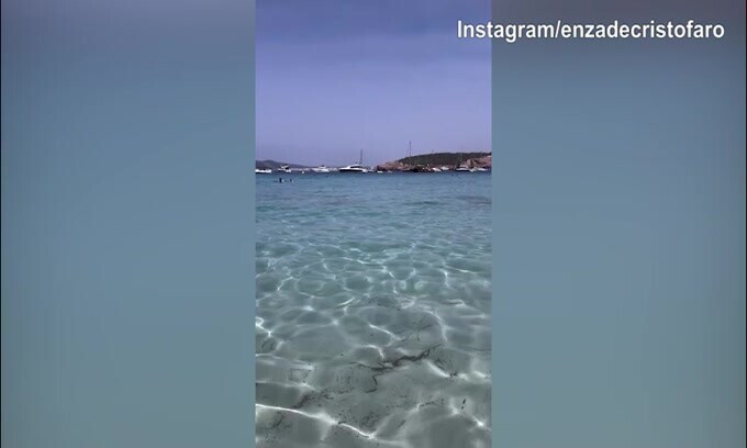 Lady D'Ambrosio a bagno con i piedi nel mare di Ibiza