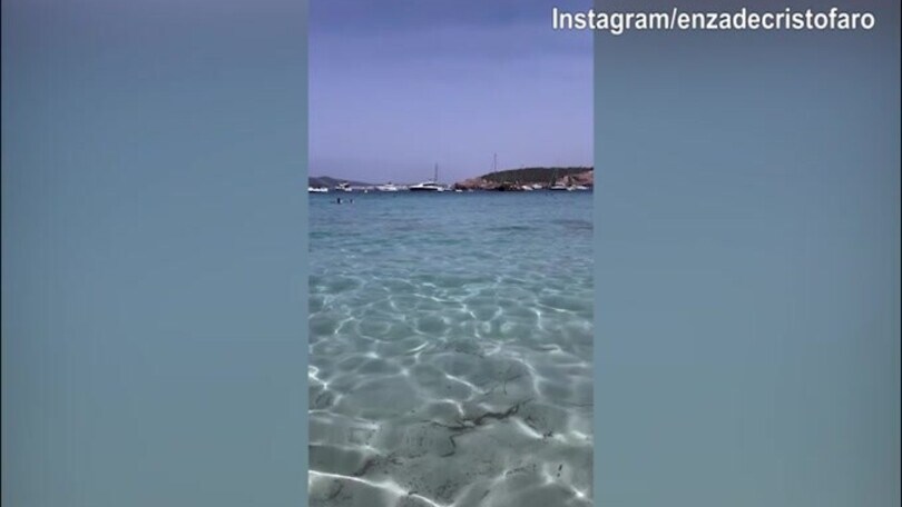 Lady D'Ambrosio a bagno con i piedi nel mare di Ibiza