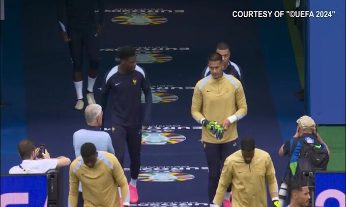 Francia, Mbappè in campo con la maschera