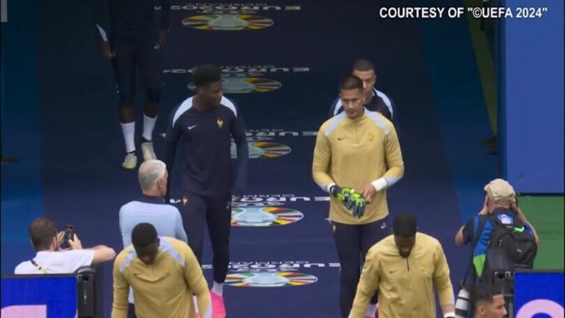 Francia, Mbappè in campo con la maschera