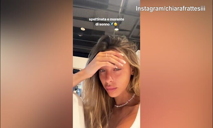 Spettinata e stanca: l'attesa di Chiara Frattesi in aeroporto