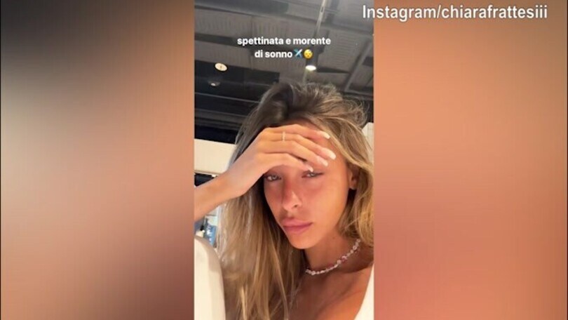 Spettinata e stanca: l'attesa di Chiara Frattesi in aeroporto