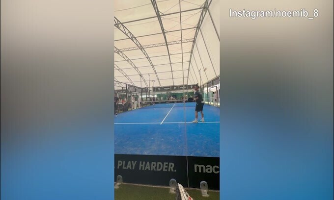 Giornata di padel per Totti, Noemi osserva da vicino