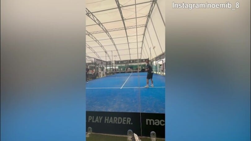 Giornata di padel per Totti, Noemi osserva da vicino
