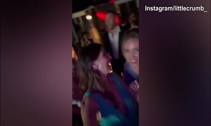 Elisabetta Canalis e Chiara Ferragni ballano e cantano al matrimonio di Diletta