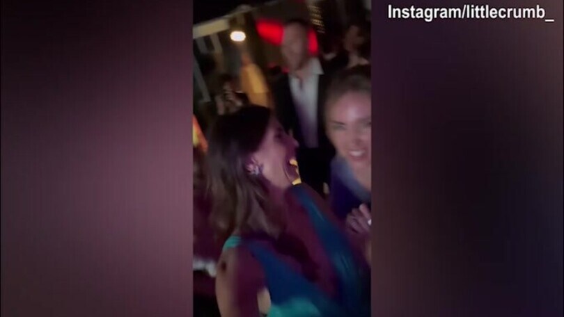 Elisabetta Canalis e Chiara Ferragni ballano e cantano al matrimonio di Diletta