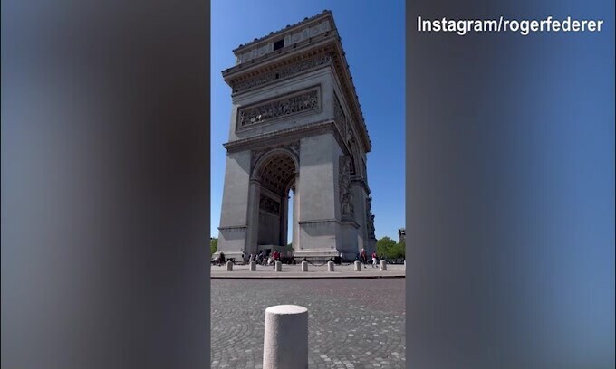 Federer in auto sotto l'Arc de Triomphe