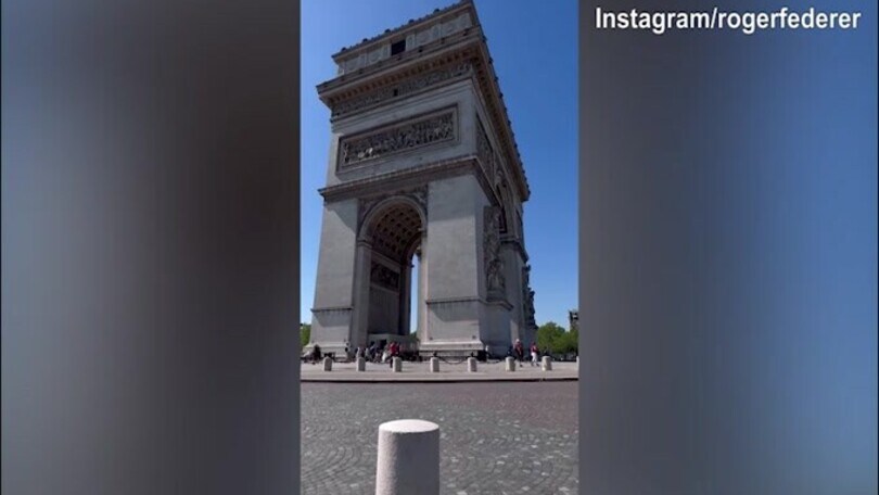 Federer in auto sotto l'Arc de Triomphe