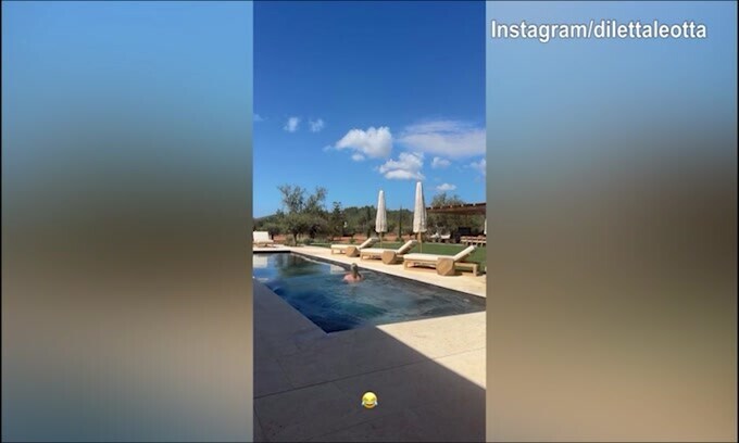 Karius si tuffa in piscina, Diletta se la ride...