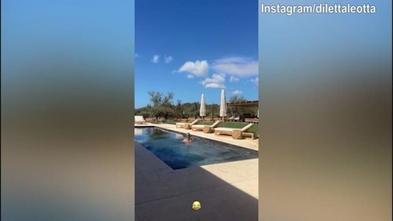 Karius si tuffa in piscina, Diletta se la ride...