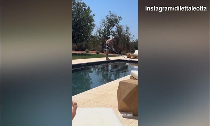 Karius alle prese con la piscina, Diletta ride osservando la scena