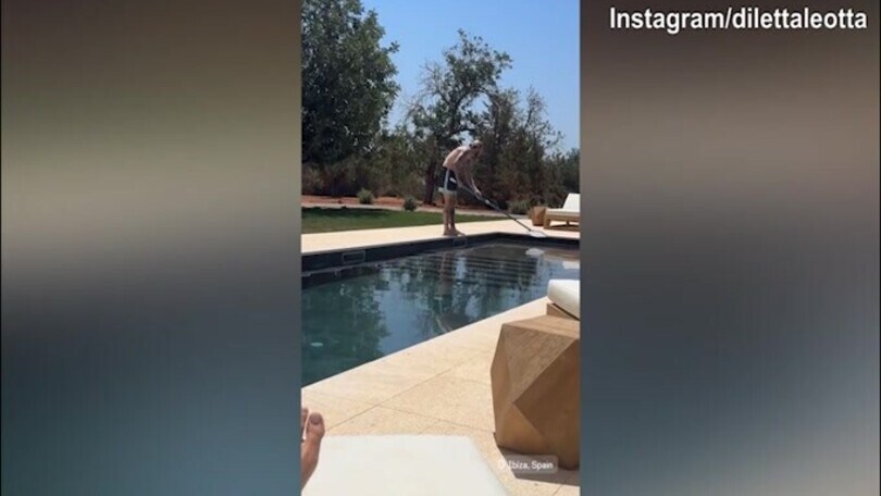 Karius alle prese con la piscina, Diletta ride osservando la scena