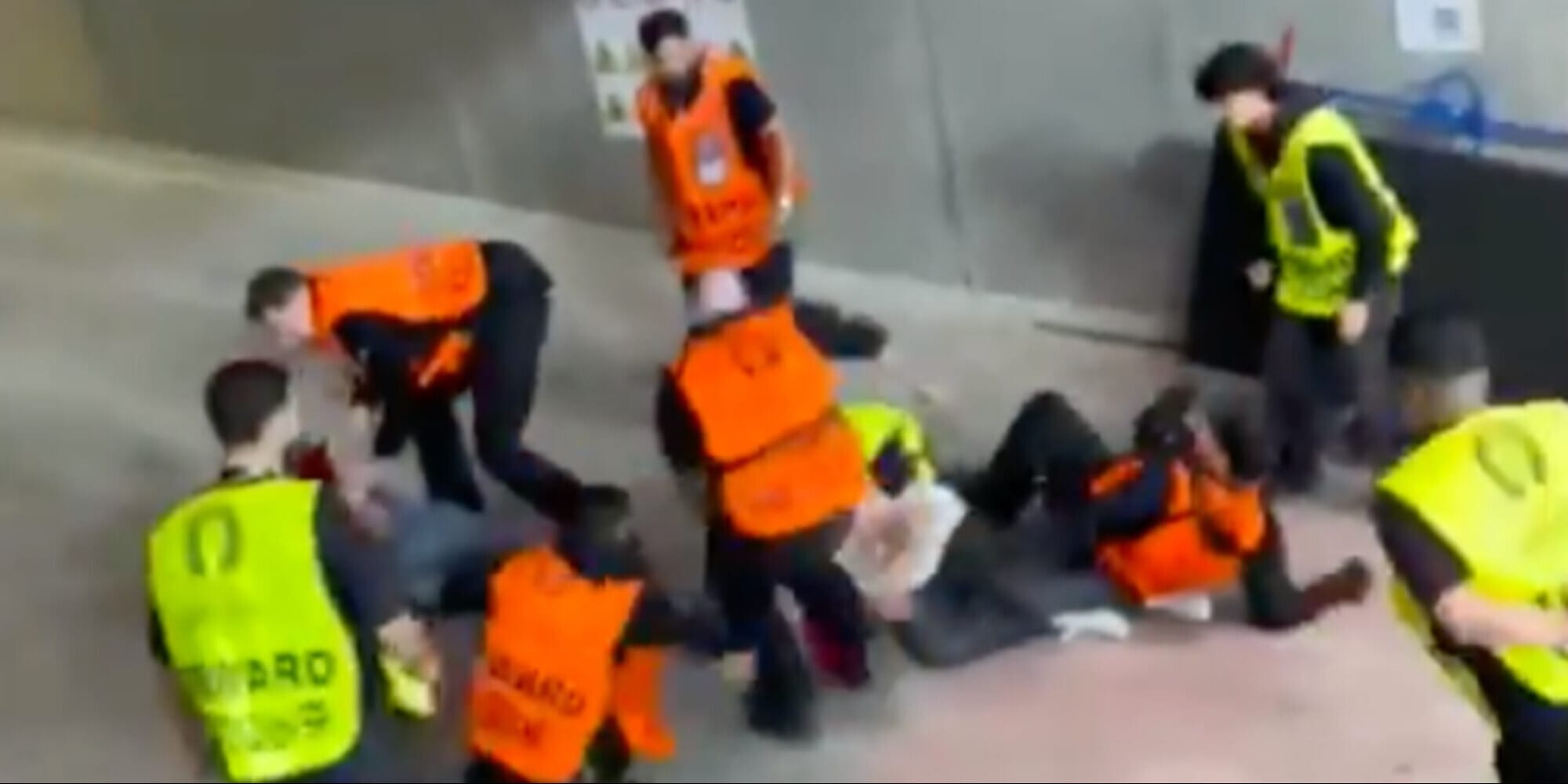 Tifoso aggredito dagli steward dopo il gol di Ronaldo: cos'è accaduto