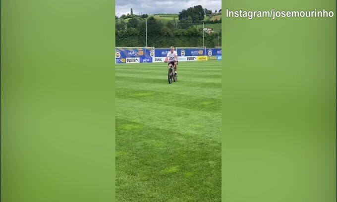 Mourinho in bici sfida Pogacar: "Sono pronto per..."