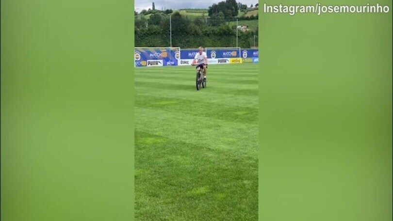 Mourinho in bici sfida Pogacar: "Sono pronto per..."
