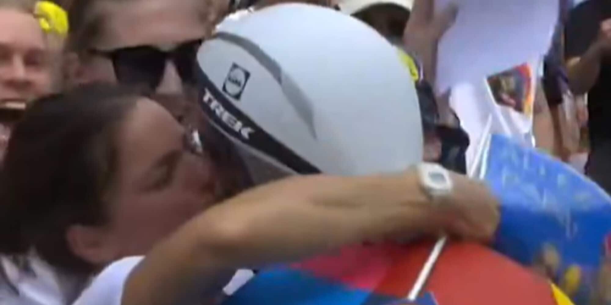 Bacia la moglie e viene multato, figuraccia Tour de France: la risposta ironica