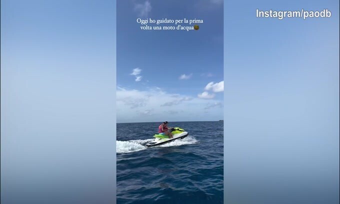 Raoul Bellanova in sella alla moto d'acqua con Paola Di Benedetto