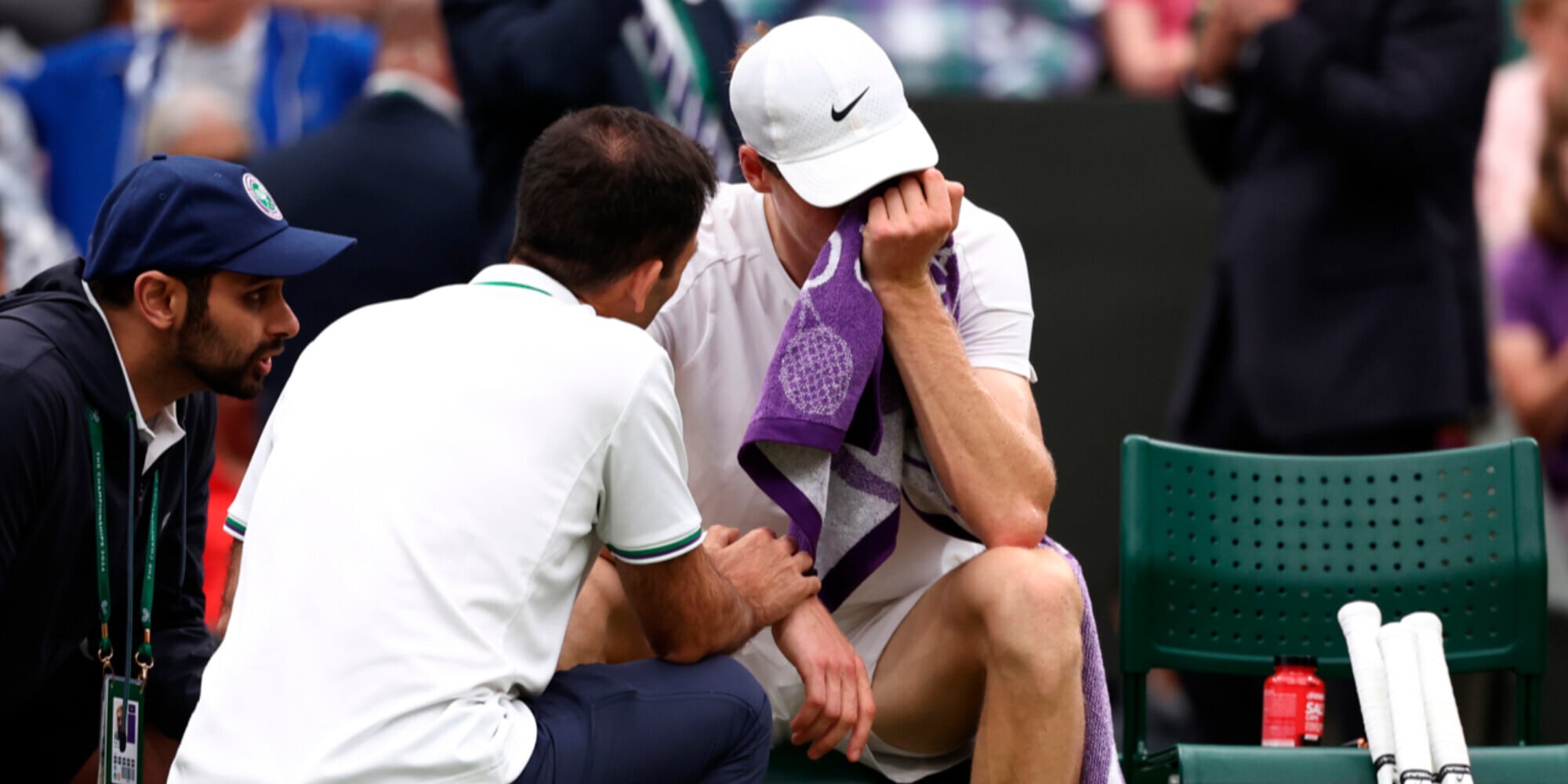 Sinner si sente male, resiste ma crolla: Wimbledon continua per Medvedev