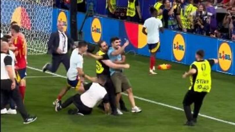 Assurdo in Spagna-Francia: Morata prende un calcio da uno steward!