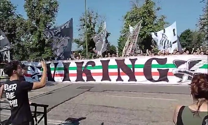 Juventus, i tifosi cantano e caricano l'ambiente fuori dalla Continassa