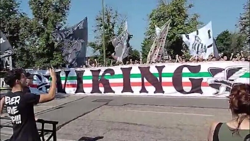 Juventus, i tifosi cantano e caricano l'ambiente fuori dalla Continassa
