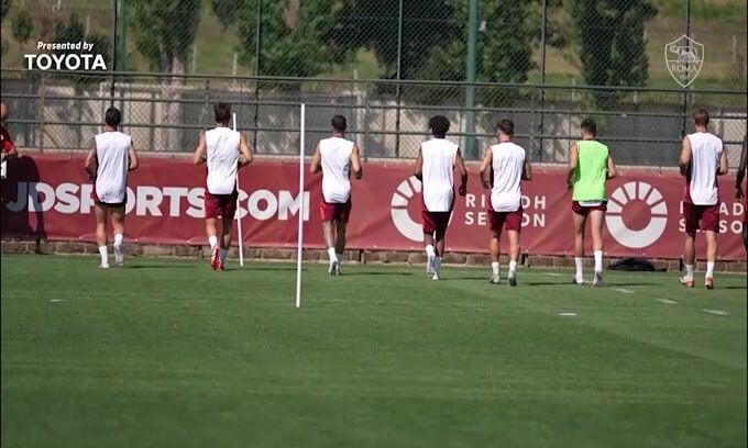 La Roma si allena tra campo e palestra