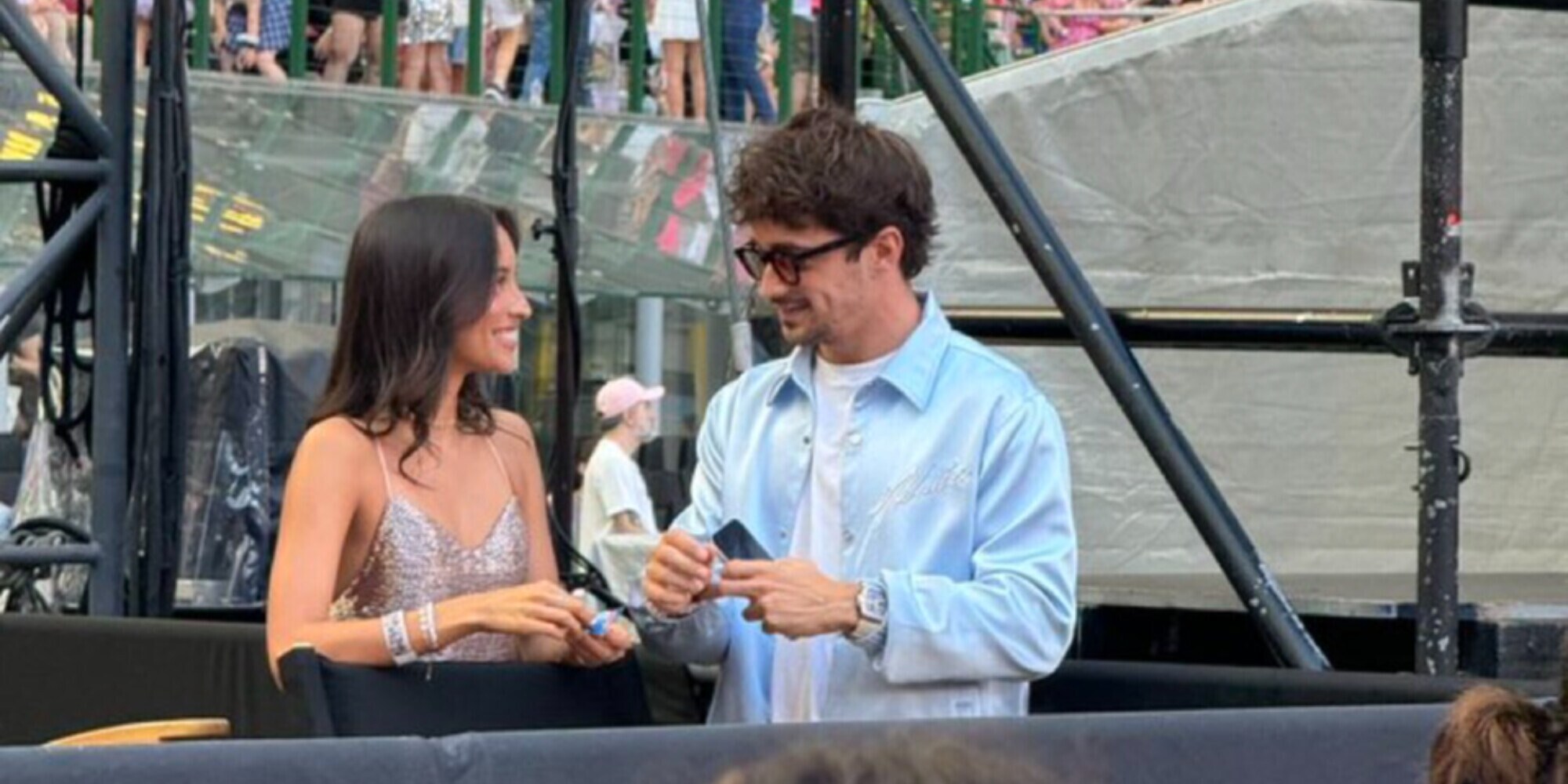 Leclerc e la fidanzata paparazzati a San Siro al concerto di Taylor Swift
