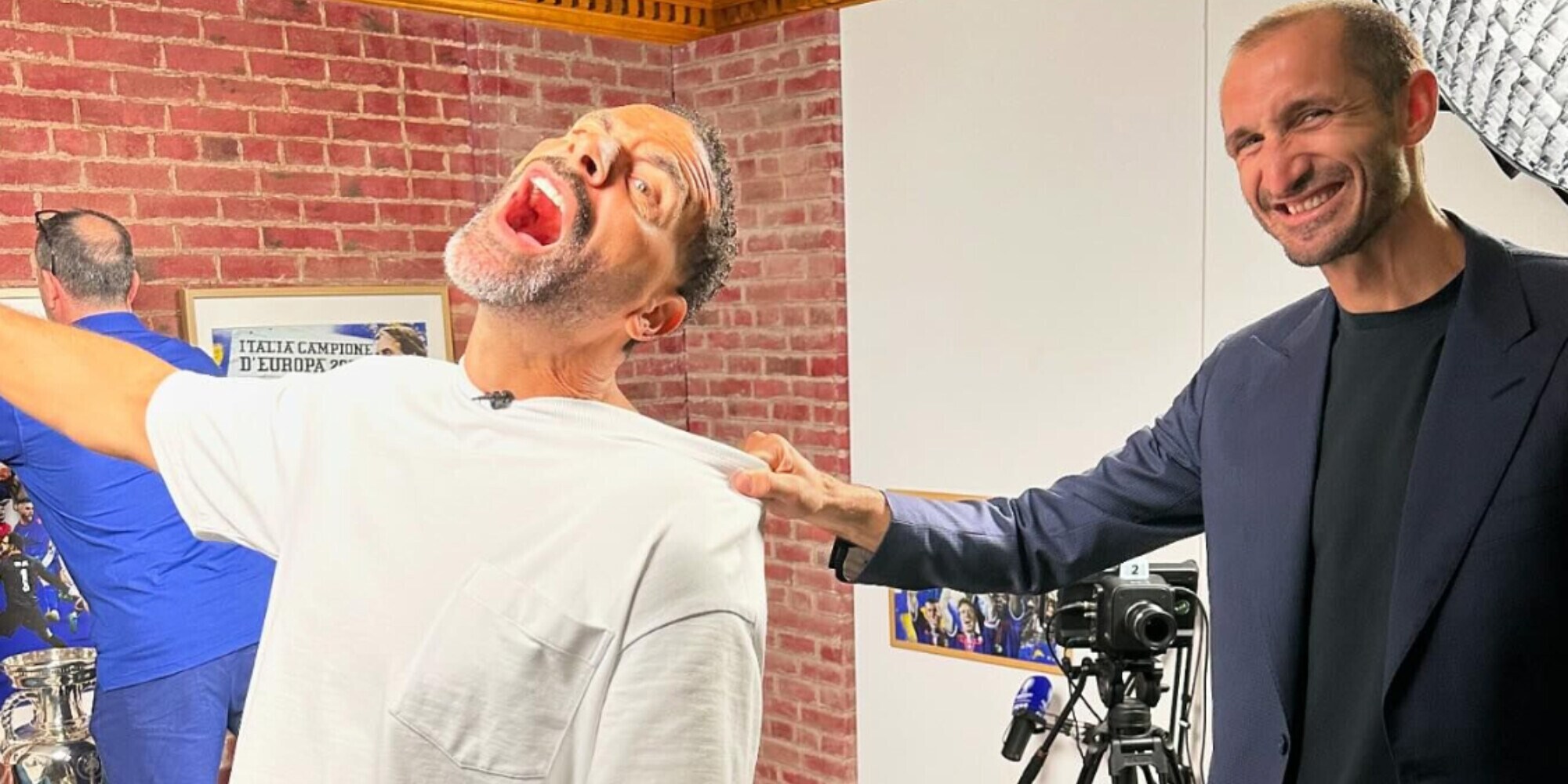Chiellini e Rio Ferdinand come Saka: siparietto social prima della finale