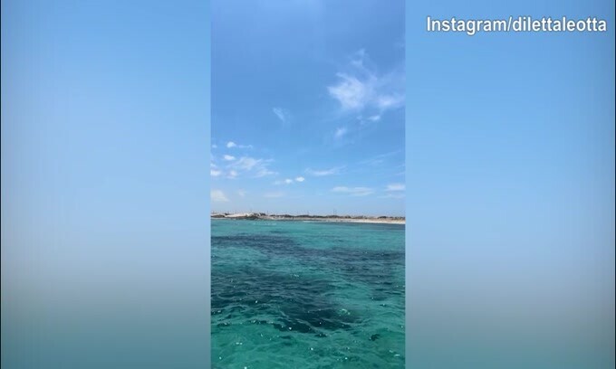Diletta Leotta si gode un mare spettacolare