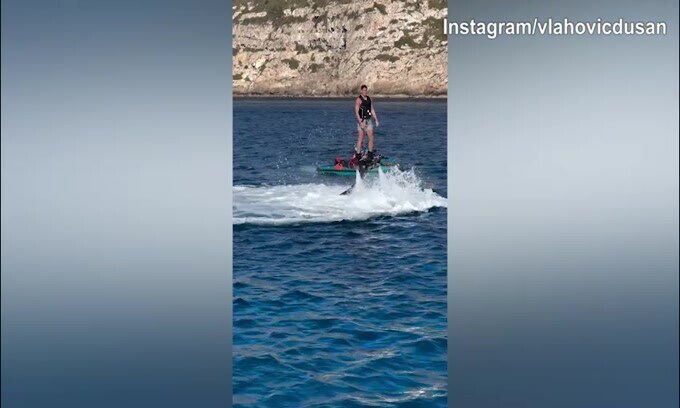 Juve, Vlahovic "imita" Ibra: il serbo prende il volo sopra l'acqua