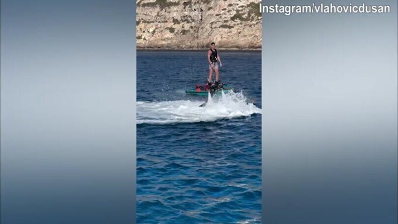 Juve, Vlahovic "imita" Ibra: il serbo prende il volo sopra l'acqua