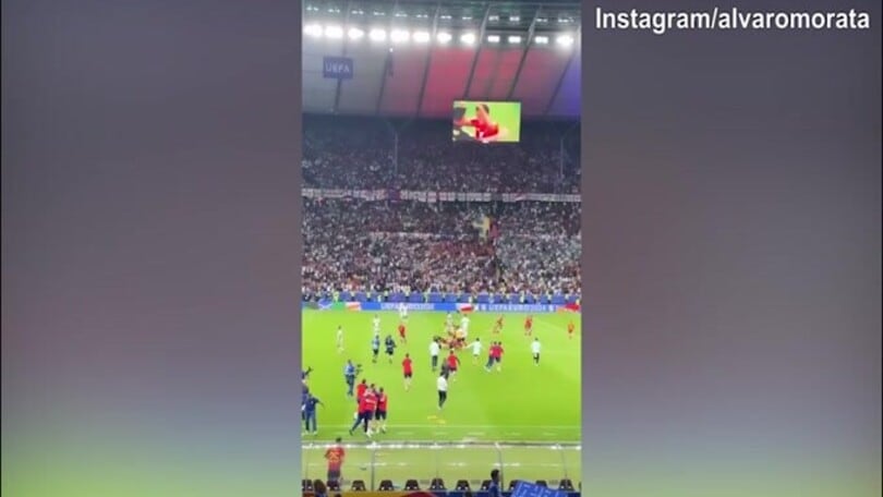 Notte da campione per Morata: bacio con Alice e festa sul pullman