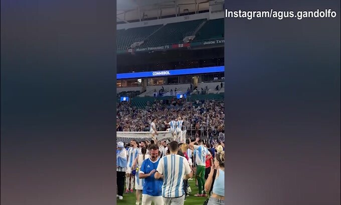Argentina campione, Lautaro Martinez esulta in campo