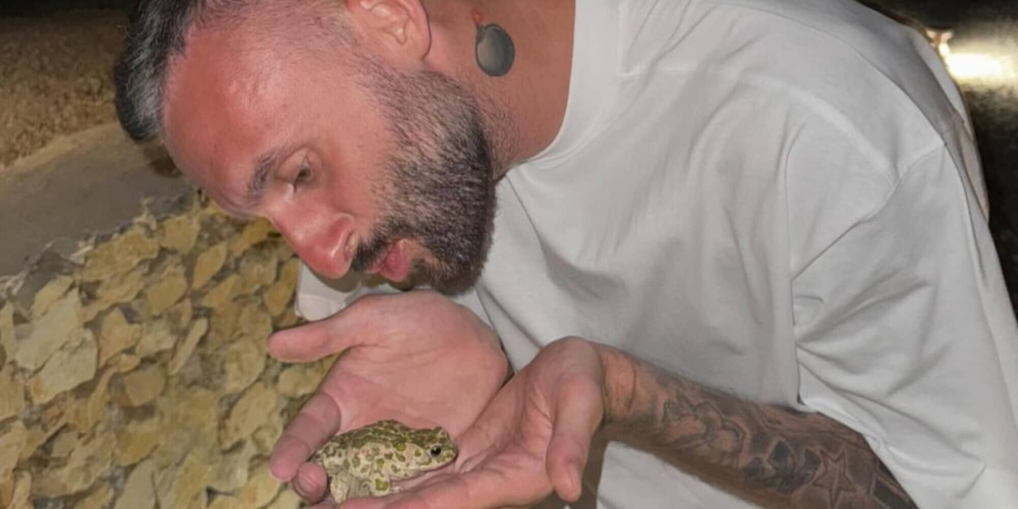 Brozovic, bacio social a un rospo. E poi invoca Andrea Ranocchia