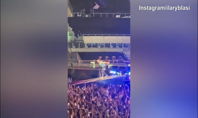 Concerto Coldplay a Roma, Ilary Blasi scatenata in tribuna